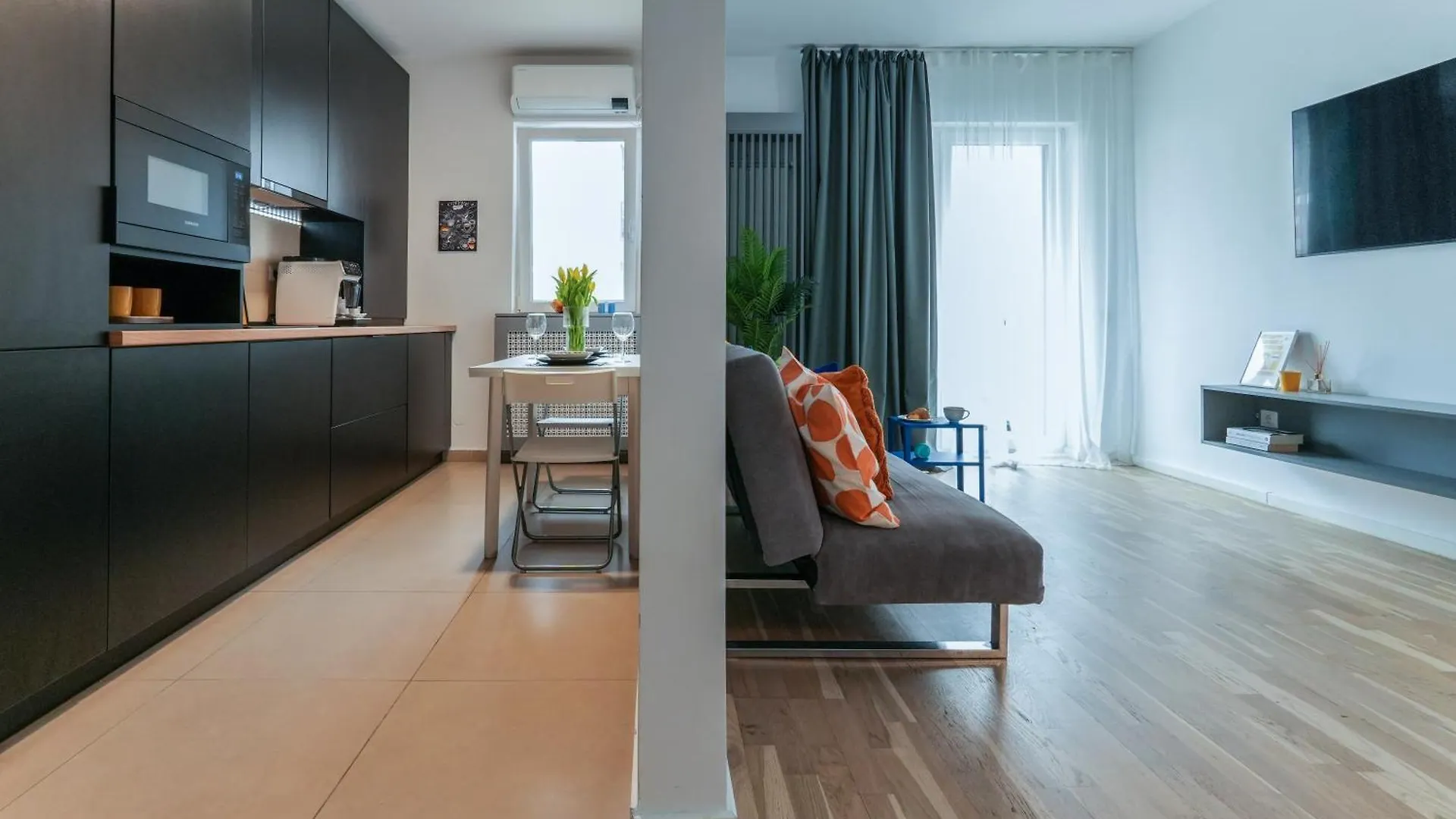 Apartment Ana - Cozy & Quiet Apt With Balcony & Garden View Bucharest Romania