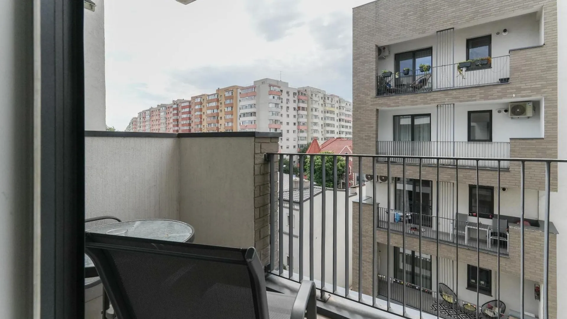 Ana - Cozy & Quiet Apt With Balcony & Garden View Bucharest Apartment